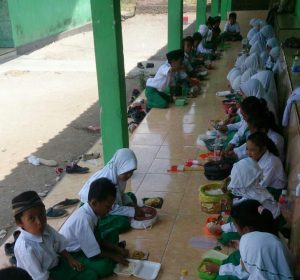 Peringati HSN, Siswa Makan Mie Telor Lambangkan Kesederhanaan Santri