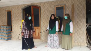 Tak Mau Kalah, Fatayat-Muslimat NU Ledokombo Ikut Pikul Tangki Semprot Desinfektan