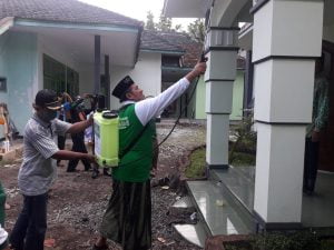 PCNU Jember Lakukan Penyemprotan Covid-19