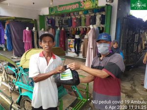 Surutnya Perekonomian, MWC NU Ambulu Bagikan 1.000 Paket Sembako