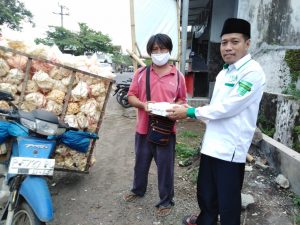 Bantu Perekonomian Tukang Becak dan Penjual Kerupuk