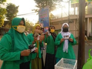Fatayat NU Mumbulsari Turun Jalan, Sedekahkan Takjil dan Ratusan Masker