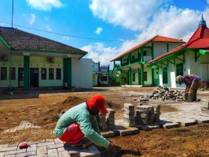 Gotong Royong Warga Nahdliyyin Dalam Rehab Kantor PCNU Jember