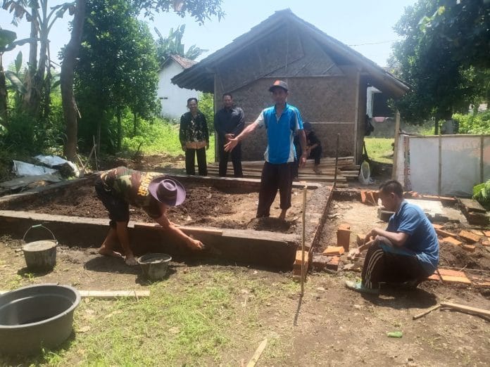 Haru Nenek Sebatang kara Saat Rumahnya Dibedah Haru Nenek Sebatang kara Saat Rumahnya Dibedah