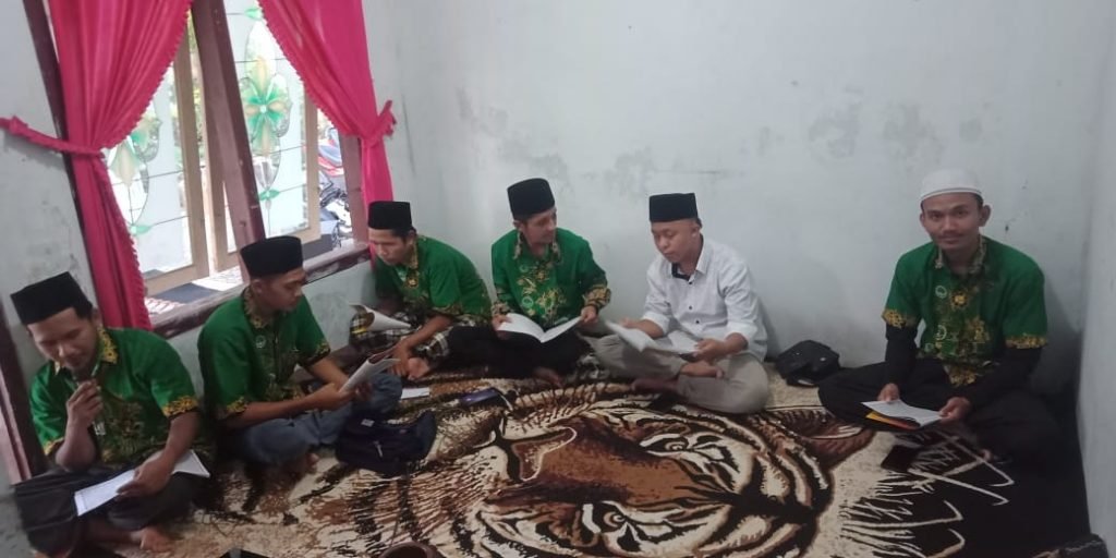 Kader IPNU-IPPNU Kecamatan Semboro mengisi safari ramadhan dengan khotmil qur'an di rumah salah satu kadernya. (Nurul Hidayah/ MWC NU Semboro)