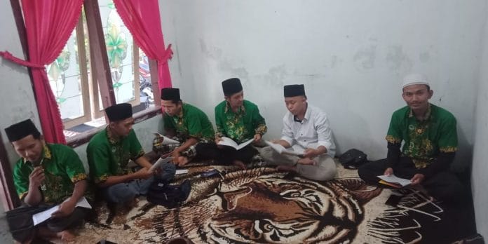Kader IPNU-IPPNU Kecamatan Semboro mengisi safari ramadhan dengan khotmil qur'an di rumah salah satu kadernya. (Nurul Hidayah/ MWC NU Semboro) Kader IPNU-IPPNU Kecamatan Semboro mengisi safari ramadhan dengan khotmil qur'an di rumah salah satu kadernya. (Nurul Hidayah/ MWC NU Semboro)