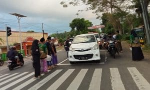 IPNU-IPPNU Bersama Pesilat Pagar Nusa Jelbuk Bagikan Ratusan Takjil