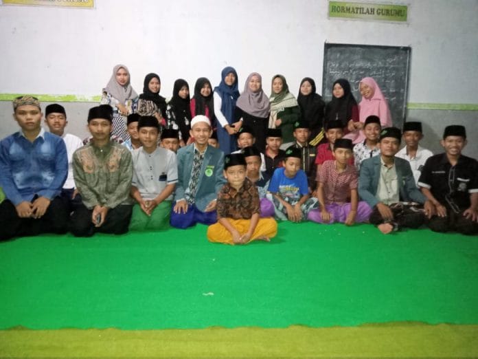 IPNU IPPNU Rambipuji (1) Pengurus PAC IPNU-IPPNU Rambipuji saat menggelar safari dan sosialisasi kepada pelajar Dusun Curah Arum, Desa Kaliwining. (Khusnul Khotimah / MWC NU Rambipuji )