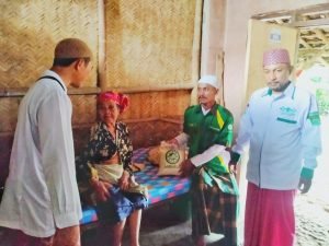 Blusukan Kampung, NU Kalisat Salurkan Bantuan Sembako Untuk Lansia