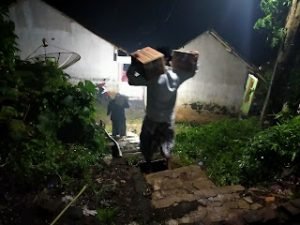 Hujan Deras, NU Ranting Jatiroto 1 Menyalurkan Santuan Kematian