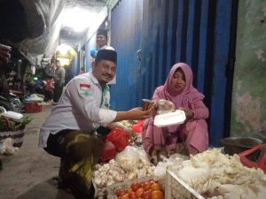 Lazisnu Jenggawah Lakukan Ibadah Sosial, Berbagai Sahur ke- Pedagang Pasar