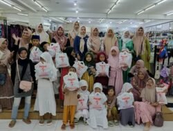 Berbagi Kebahagiaan Menyambut Idul Fitri, PAC Fatayat NU Arjasa Ajak Anak-anak Berbelanja Baju Lebaran Gratis