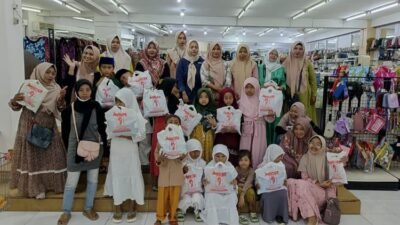 Berbagi Kebahagiaan Menyambut Idul Fitri, PAC Fatayat NU Arjasa Ajak Anak-anak Berbelanja Baju Lebaran Gratis