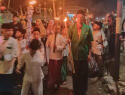 Ratusan Masyarakat Sumberbaru Meriahkan Malam 10 Muharram dengan Pawai Obor sambil Sholawatan