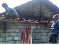 LAZISNU Semboro Bantu Perbaiki Rumah Lansia Rusak Diterjang Hujan Deras