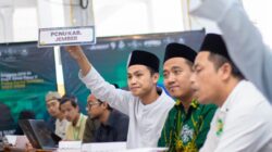 Ustadz Bakirudin saat mengacungkan tangan untuk menyampaikan pandangan dalam forum Bahtsul Masail tingkat PWNU Jawa Timur. (Foto: LBM MWC NU Sumberbaru)