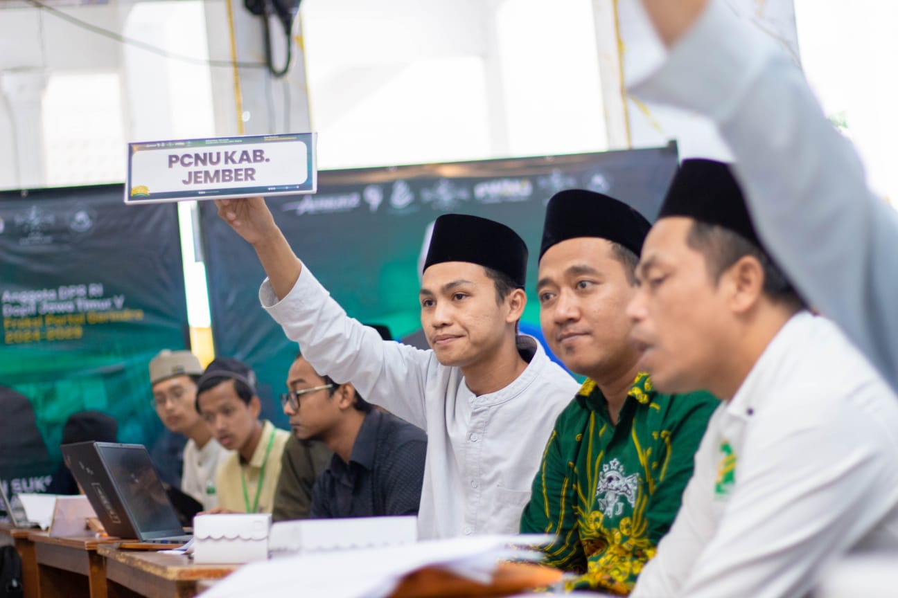Ustadz Bakirudin saat mengacungkan tangan untuk menyampaikan pandangan dalam forum Bahtsul Masail tingkat PWNU Jawa Timur. (Foto: LBM MWC NU Sumberbaru)