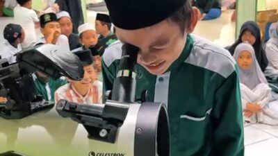 Kenalkan Ilmu Falak Sejak Dini, Siswa MI Ar-Roudhoh Amati Gerhana Bersama Lembaga Falakiyah NU Patrang