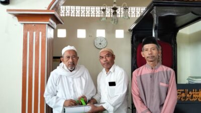 MWCNU Kaliwates Tebar Wakaf Sarung ke Lima Masjid, Hangatkan Jamaah dan Rawat Tradisi Berbagi