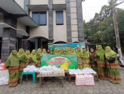 Muslimat NU Sukorambi Tebar Takjil Bergilir