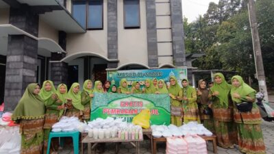 Muslimat NU Sukorambi Tebar Takjil Bergilir