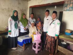 Tebar Kepedulian di Bulan Suci, LAZISNU Jenggawah Santuni Dhuafa di Dusun Sukosari