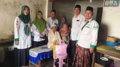 Tebar Kepedulian di Bulan Suci, LAZISNU Jenggawah Santuni Dhuafa di Dusun Sukosari