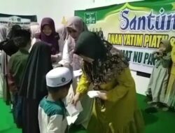 Ramadhan Berbagi, Muslimat NU Sukorambi Santuni Yatim dan Dhuafa