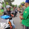 Ansor Mayang Sapa Pengguna Jalan dengan Aksi Berbagi Takjil